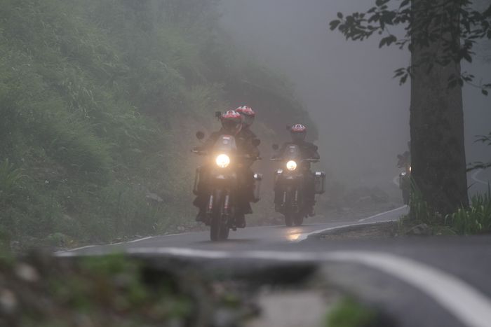 Darius Sinathrya dan Donna Agnesia mengendarai Royal Enfield Himalayan.