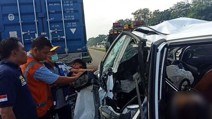 Proses evakuasi korban di dalam Toyota Kijang Innova setelah menabrak bagaian belakang truk kontainer mogok di tol Belmera