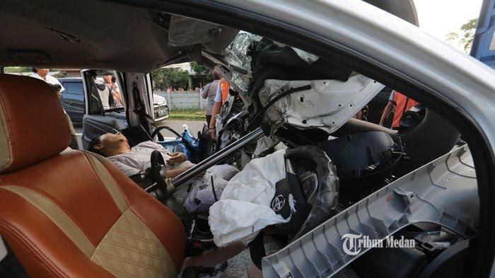 Kondisi interior Toyota Kijang Innova saat proses evakuasi korban di dalam