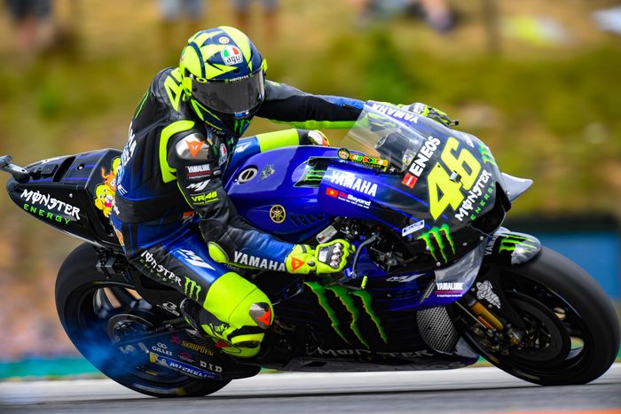 Yamaha YZR-M1 Valentino Rossi mengalami masalah dan mengeluarkan asap di sesi FP2 MotoGP Brno 2019