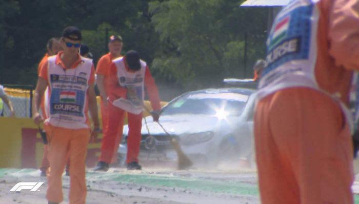 Para marshal membersihkan sirkuit sebelum FP3 F1 Hongaria dimulai