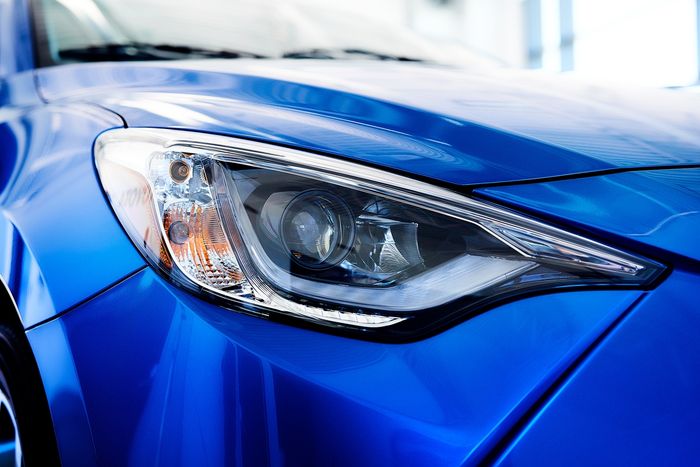Lampu depan pada Toyota Yaris 2020 terlihat tajam dan sporty