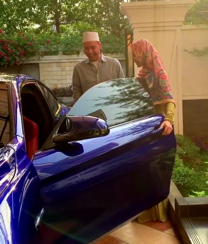 Ekspresi Habib Usman tampak bahagia dengan kejutan yang diberikan oleh Kartika Putri