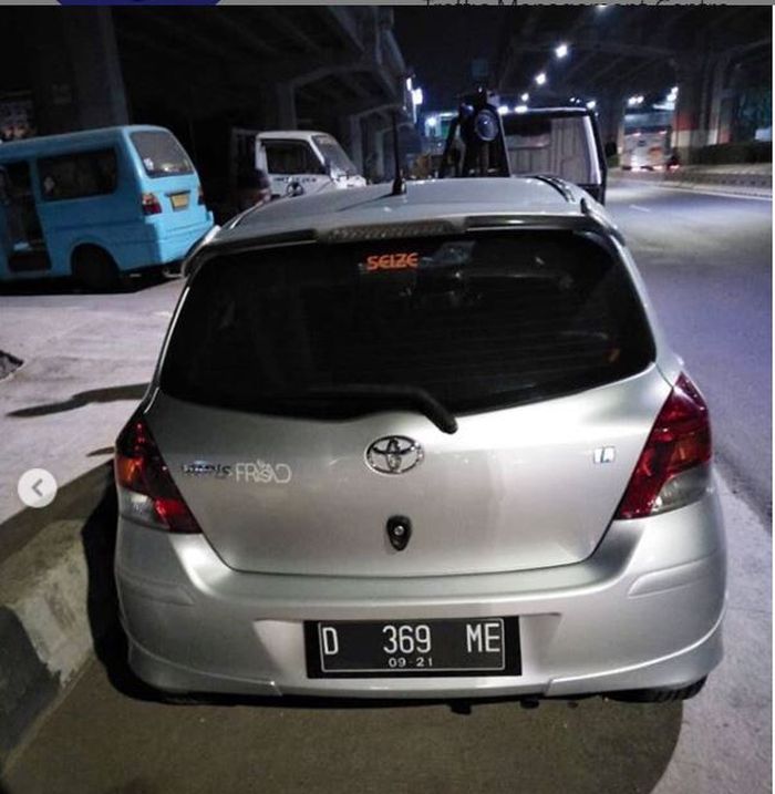 Toyota Yaris dievakuasi usai menabrak truk