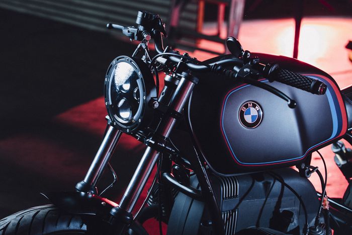 Tangki bawaan motor tampak tetap serasi dengan tampilan barunya