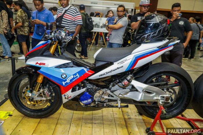 Lihat tuh kaki belakangnya, kekar banget kan