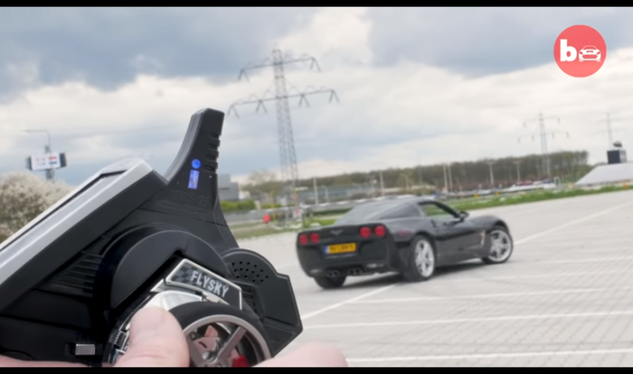 Bjorn memperagakan bagaimana ia mengontrol Chevrolet Corvette C6 dengan RCnya