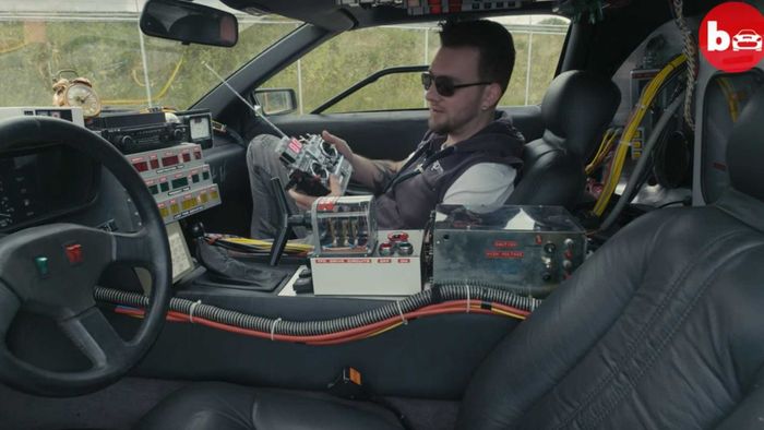 Bjorn Harms menunjukan kemampuan dari remote controlnya dalam mengendalikan mobilnya