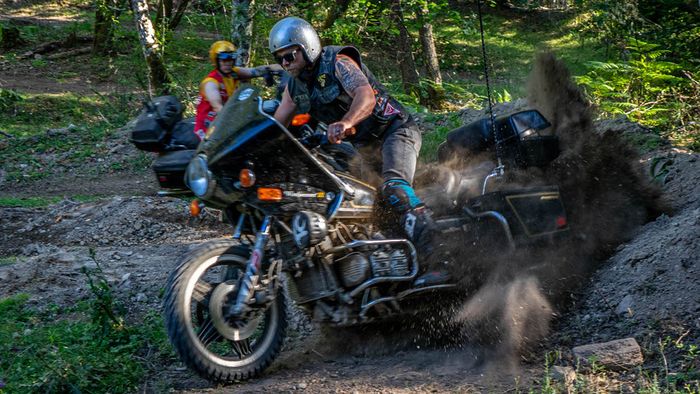 Meski aslinya motor turing, menurut mereka motor ini mampu untuk diajak main tanah