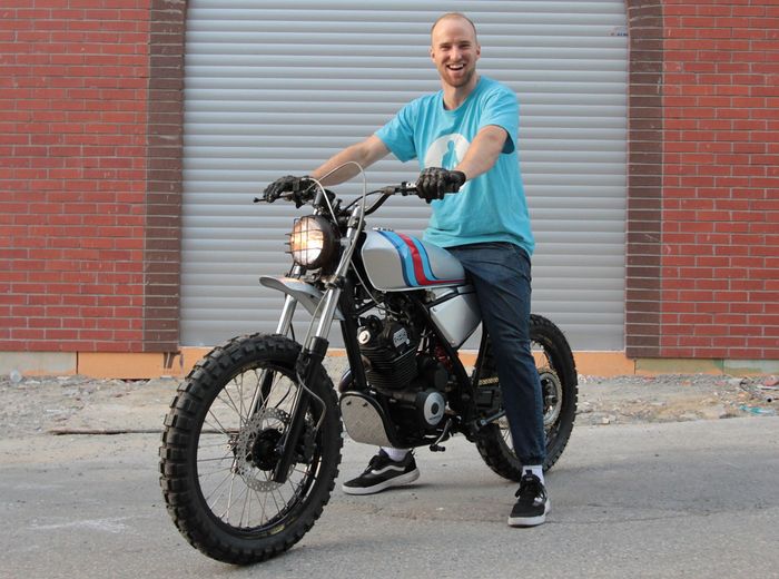 Tampilan motor ini pun jadi lebih segar berkat perpaduan warna ala Martini Racing