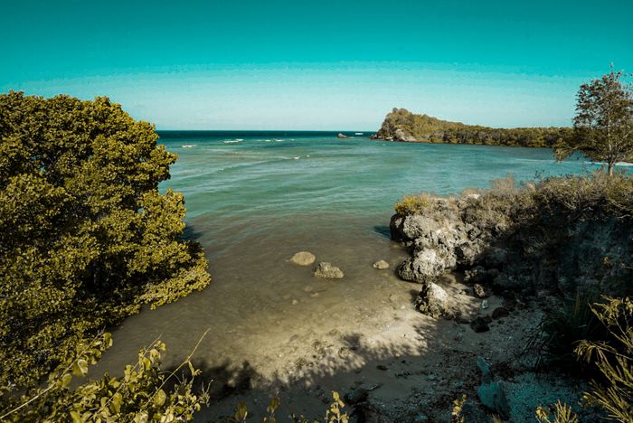 Pemandangan di sekitar pantai Taraujung Pamboang