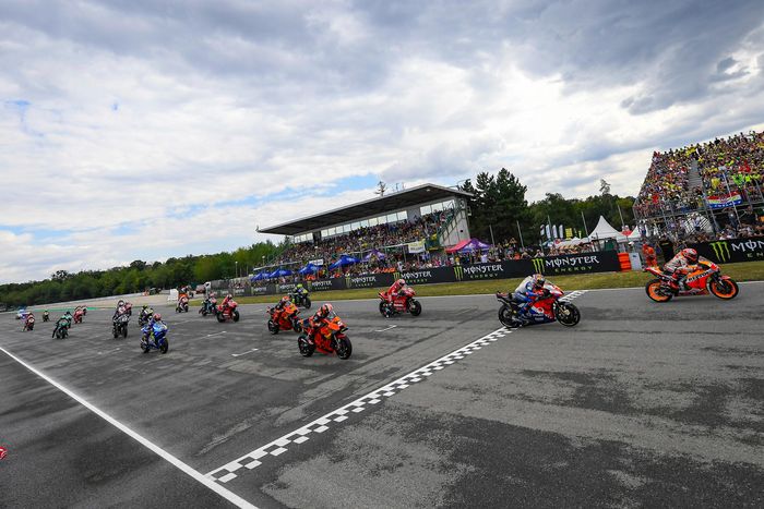 Akhirnya start MotoGP Ceko 2019 dipentas dalam kondisi kering