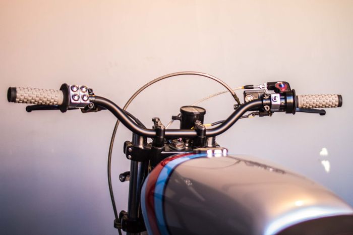 Bagian kemudi dibuat simpel dan rapi