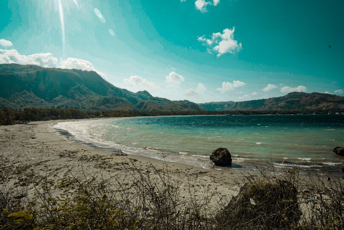 Pasir putih di pantai Taraujung Pamboang,  kabupaten Majene, Sulawesi Barat