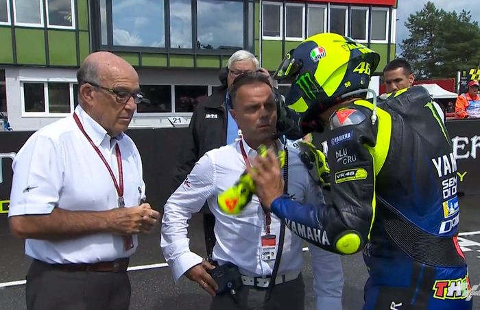 Valentino Rossi berbicara kepada Valentino Rossi dan Carmelo Ezpeleta sebelum start MotoGP Ceko 2019