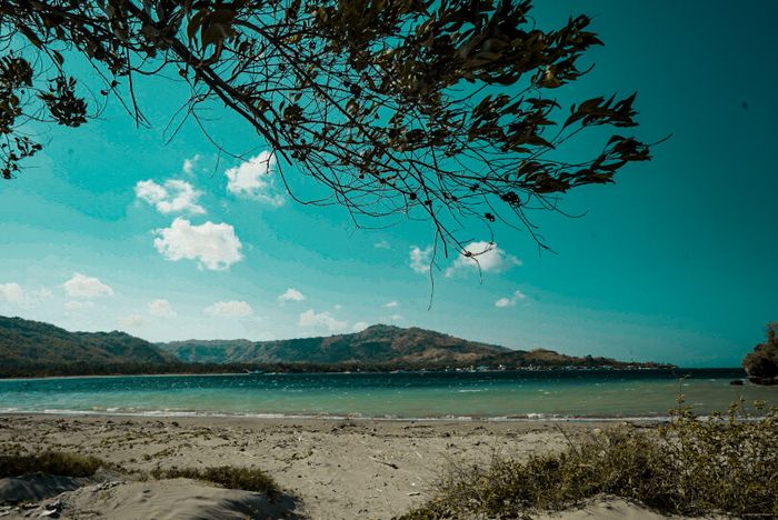 Pantai pasir putih Taraujung Pamboang, banyak ditemukan sampah dari laut