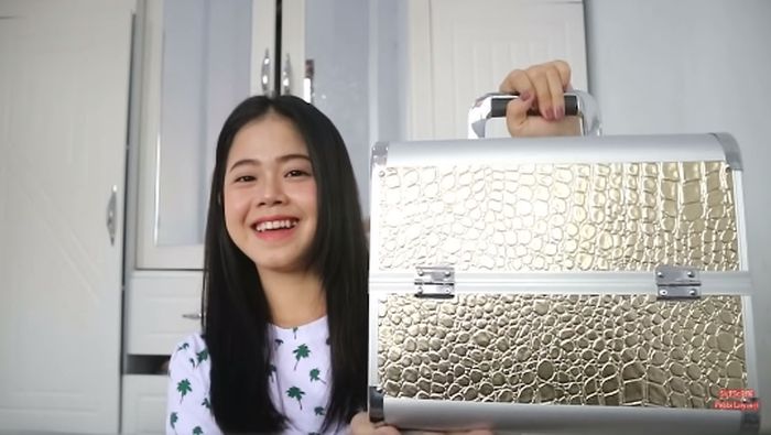 Kotak make up beserta isinya