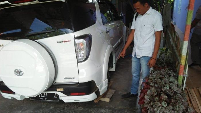 Ban dan pelek Toyota Rush yang diparkir di garasi Desa Padang Kasab, Bireuen hilang digondol maling, Selasa (6/8/2019). 