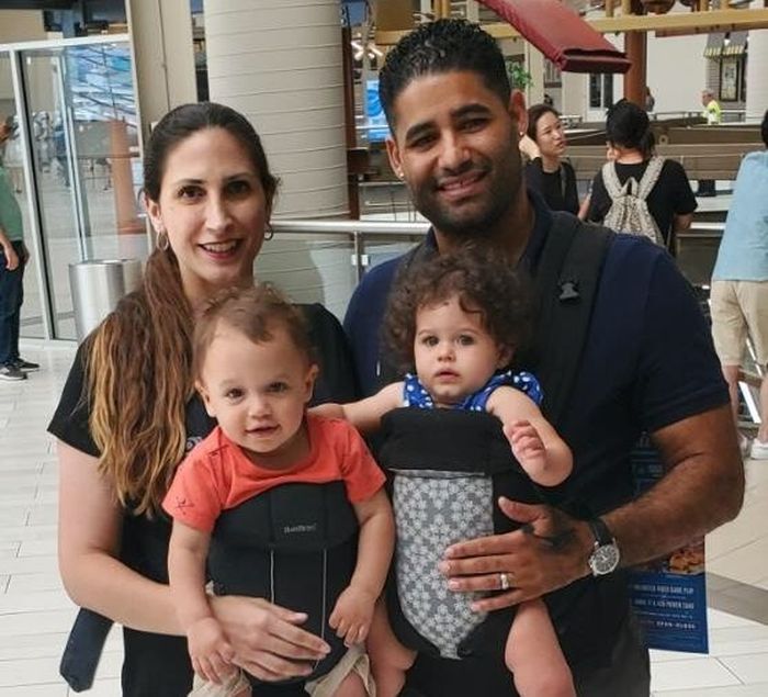 Juan Rodriguez bersama istri dan kedua anak kembarnya
