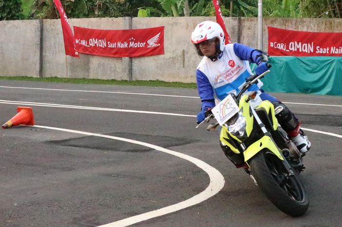 Salah satu ujian di Kontes Layanan Honda Nasional 2019