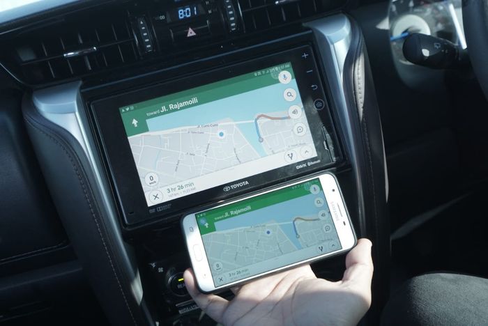 Tampilan yang ada di ponsel, bisa ditampilkan di head unit