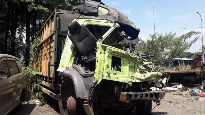 Salah truk bekas kecelakaan yang berada di lahan dekat pintu tol Jatiluhur, Purwakarta