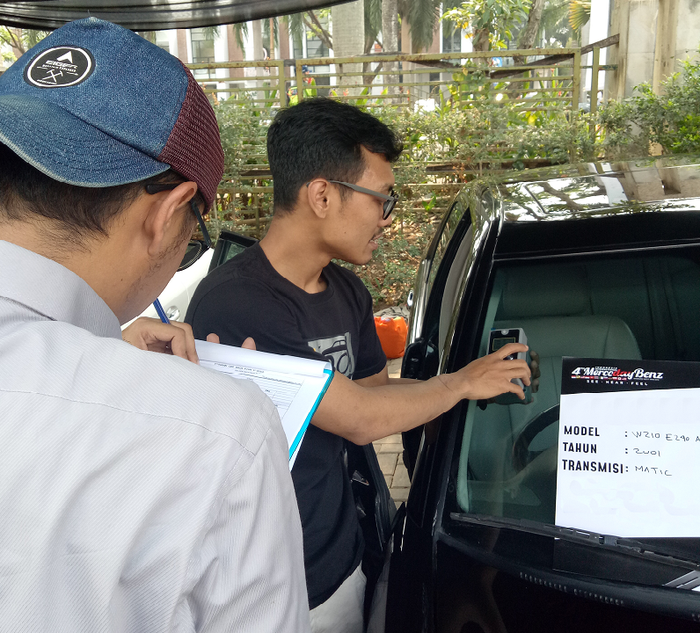 Ilustrasi. Tim dari V-KOOL Indonesia melakukan pengecekan kaca film.