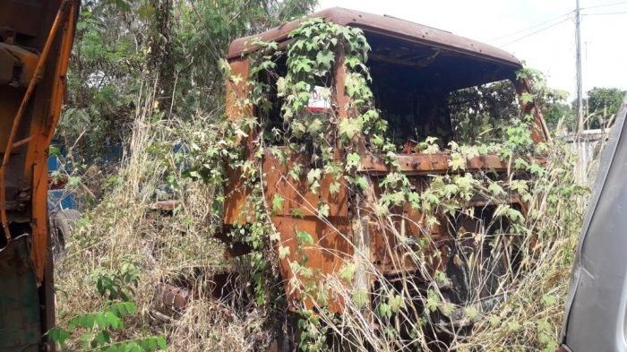 Enggak cuma mobil, truk juga ngejogrok di kuburan mobil ini