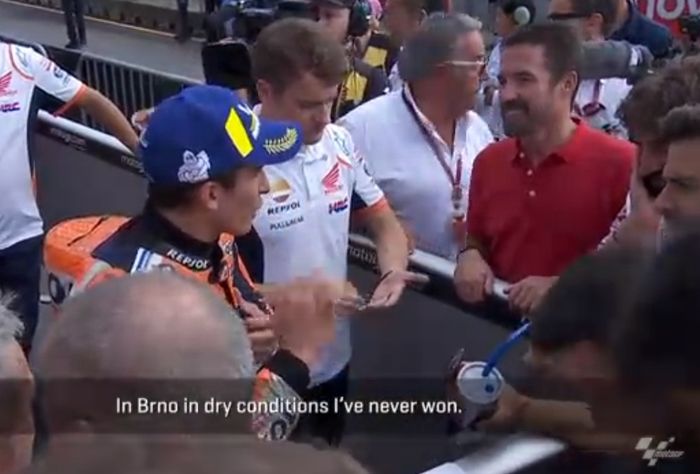 Marc Marquez berbicara dengan kru tim Repsol Honda di parc ferme MotoGP Ceko 2019
