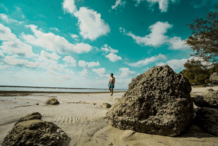 Pantai pasir putih dengan perpaduan batu karang di Pusat Laut Donggala