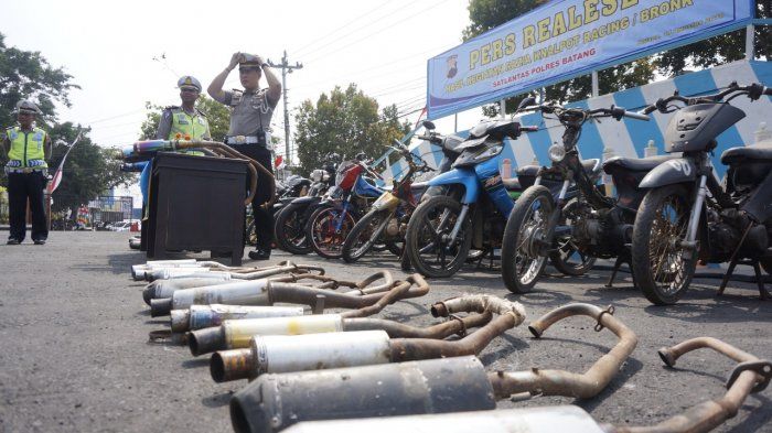 Ilustrasi penyitaan knalpot brong oleh polisi