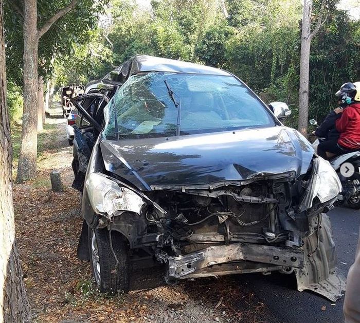 Toyota Kijang Innova hancur hajar pohon dan jembatan