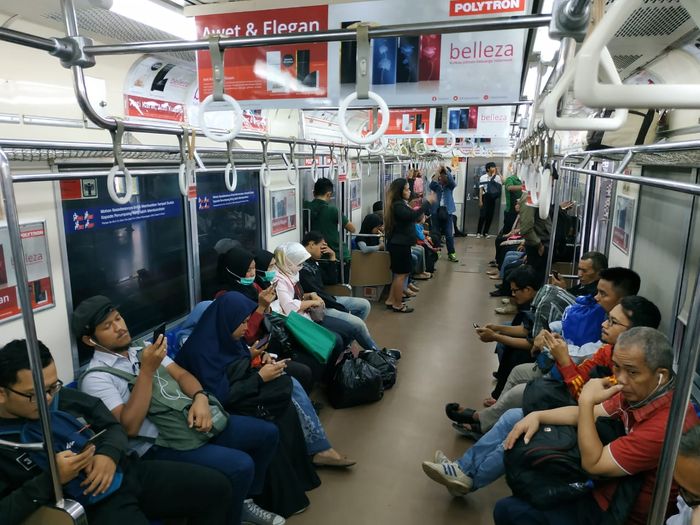 Kondisi seperti ini di dalam KRL, tentu akan sulit ditemui ketika jam pergi-pulang kantor