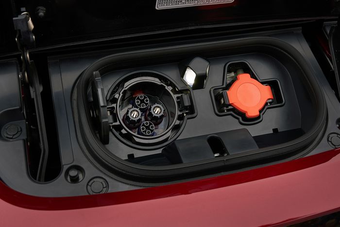 Colokan listrik buat charge di Nissan Leaf