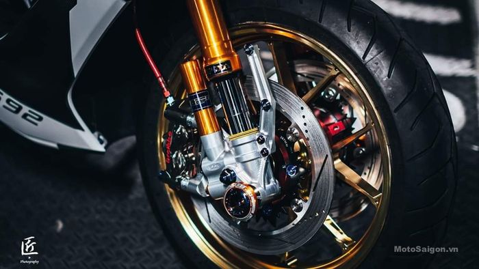 Garpu depan pakai model upside down dan jadi double disc brake