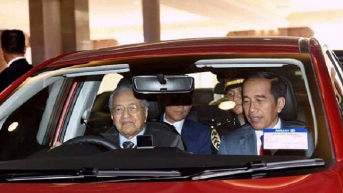 Presiden Jokowi disopiri PM Malaysia Mahathir Mohamad naik Proton