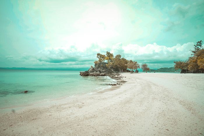 Hamparan pasir putih yang bersih menambah daya tarik keindahan pantai Bambarano