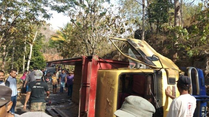 Truk terguling di Gunung Kidul
