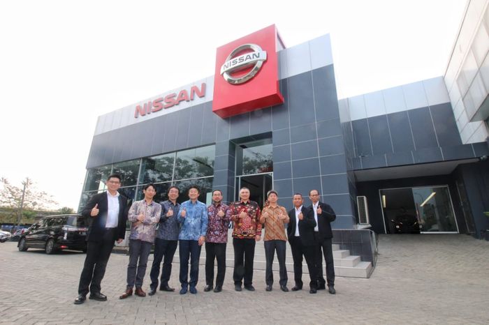 Tim manajemen Nissan Motor Indonesia bersama tim manajemen Diler Nissan Datsun Puri Indah.