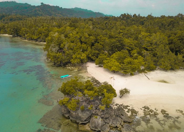 Foto aerial pantai Bambarano, pasir putih dengan air laut yang jernih serta dikelilingi hutan menambah keeksotisan pantai ini