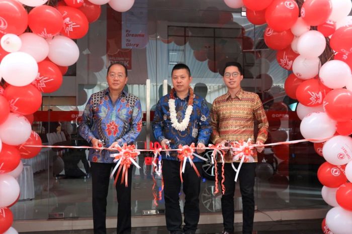 Drs. Eddy Tjoa - Director PT Siloam Motor, Alex Pan - Sales &amp; Manager Director PT Sokonindo Automobile dan Vincent Leonard Tjoatjawinata - Operational Manager PT Siloam Motor saat acara pembukaan dealer DFSK Tasikmalaya, Kamis (8/8/2019).