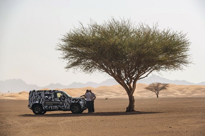 Land Rover Defender 2020 yang sedang diuji di padang pasir.