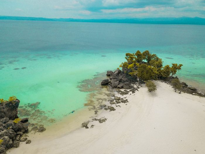 Foto aerial pantai Bambarano, airnya tampak jernih loh