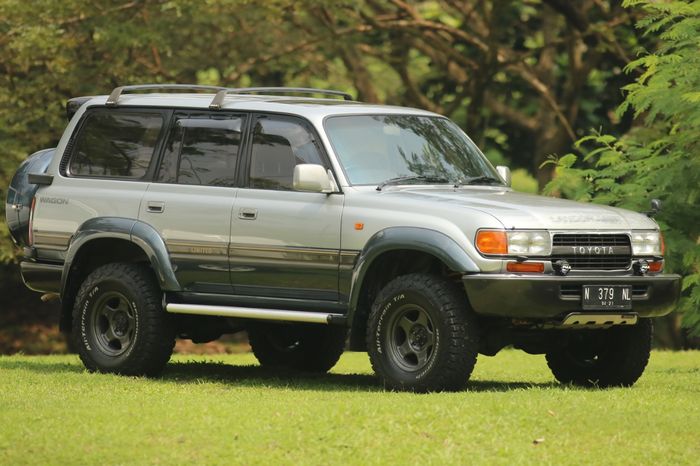 Toyota Land Cruiser bermesin bensin yang langka di Indonesia