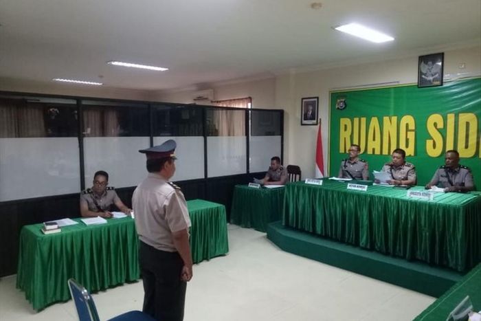 IPTU Triadi saat menjalani sidang pemberhentian tetap secara tidak hormat.