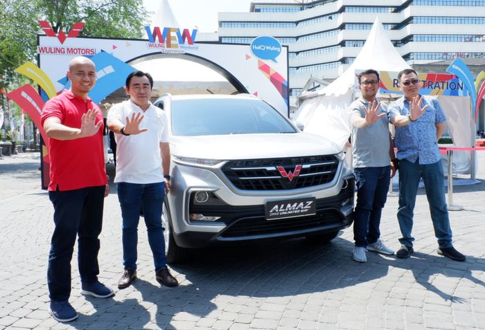 Manajemen Wuling Motors dan perwakilan PT Automobil Jaya Mandiri dalam kegiatan Wuling Experience Weekend Semarang.