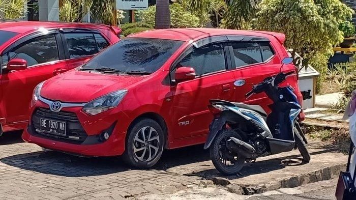 Toyota Agya merah tempat Brigadir PJ Bripka D menunggu salah satu istri sampai pistol yang dipegangnya meletus