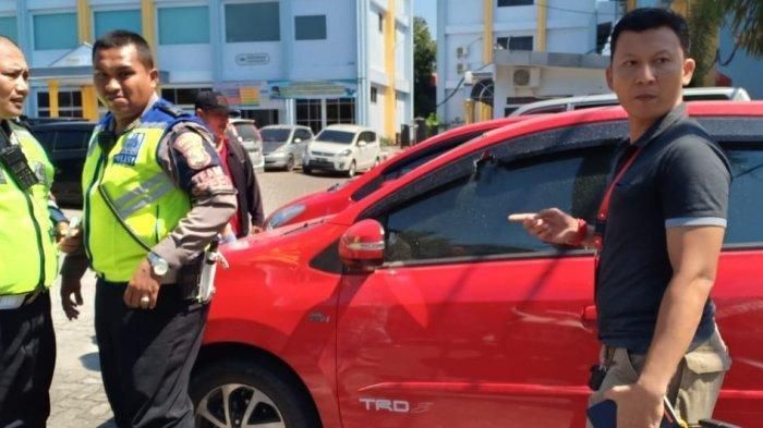 Toyota Agay merah awal mula peluru keluar lantas mengenai pinggang mahasiswa di Universitas Bandar Lampung