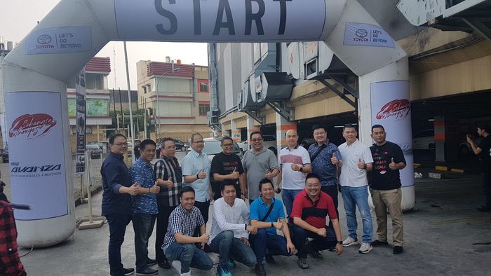 Andri Widianto bersama para pemimpin dealer Toyota di Medan seusai melepas konvoi peserta Avanza-Veloz Sebangsa