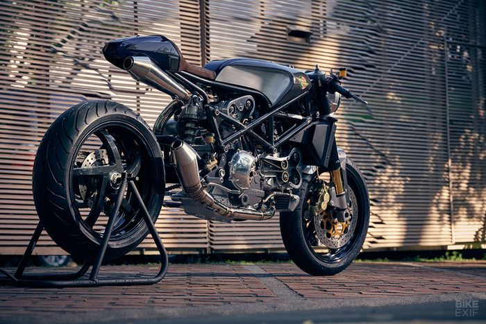 Ducati Monster cafe racer ini pun siap beraksi